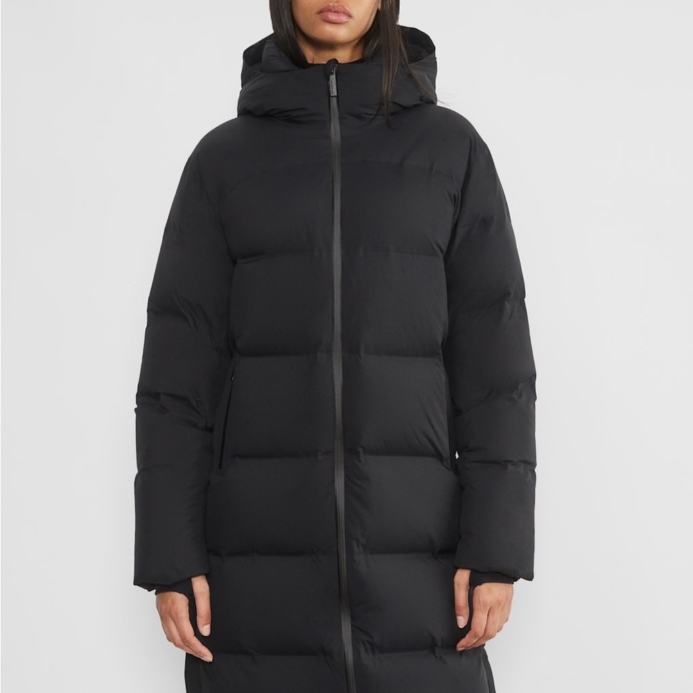 aritzia waterproof The Super Puff₂O™ Long - Rainstop™  in color black